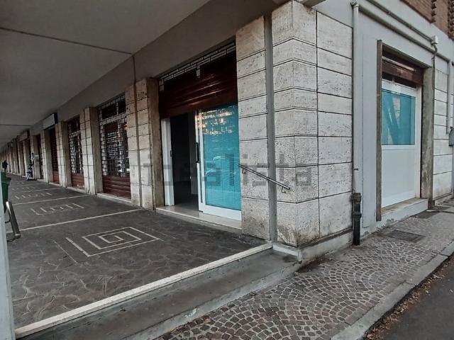 Locale Commerciale in vendita a Crocetta-San Lazzaro-Modena Est, Modena
