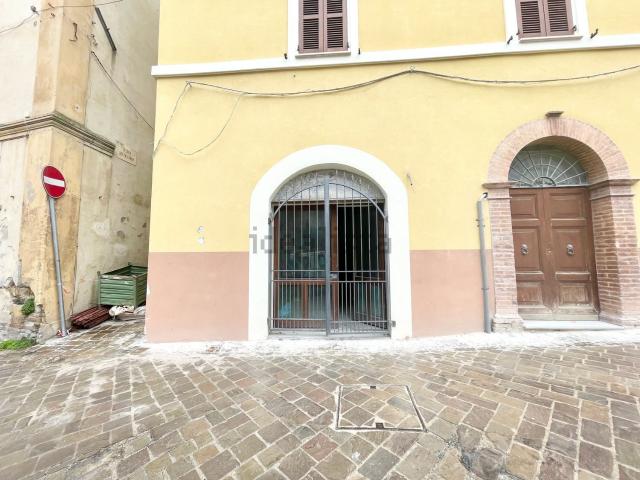 Locale Commerciale in vendita a Marche, Macerata