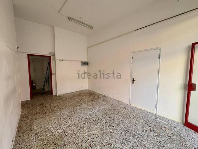 Locale Commerciale in vendita a Marche, Ancona