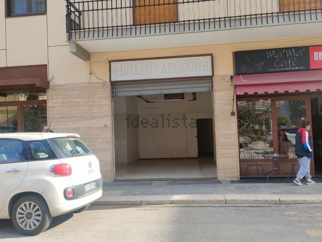 Locale Commerciale in vendita a Poggiofranco, Bari