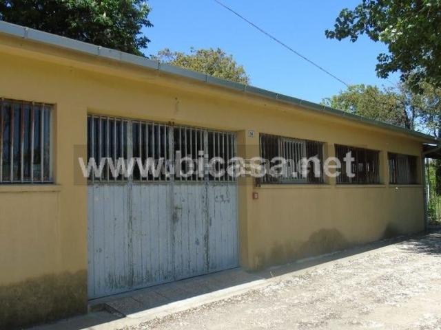Locale Commerciale in vendita a Torraccia, Marche