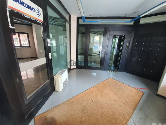 Locale Commerciale in vendita a Abbiategrasso, Lombardia