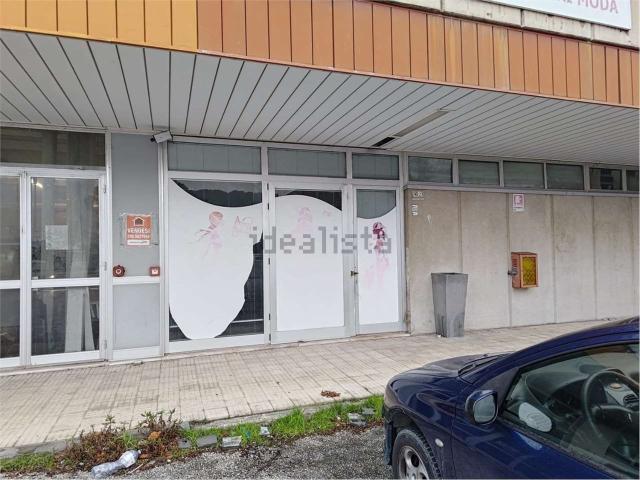 Locale Commerciale in vendita a Marche, Macerata