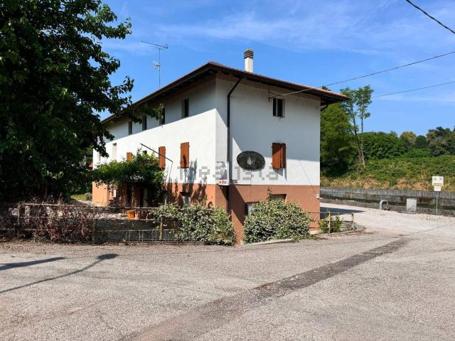 Locale Commerciale in vendita a Rive D'arcano, Friuli-Venezia Giulia