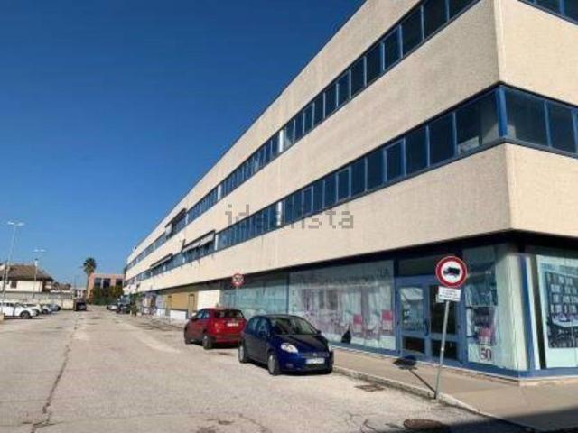 Locale Commerciale in vendita a Agraria, Marche