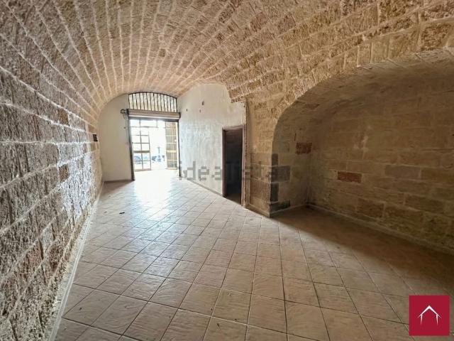 Locale Commerciale in vendita a Centro, Puglia