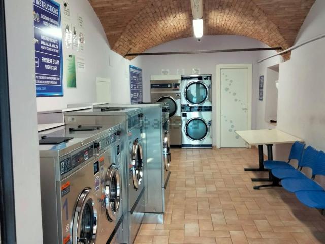 Locale Commerciale in vendita a Foligno, Umbria