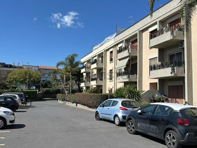 Locale Commerciale in vendita a Canalicchio, Tremestieri Etneo