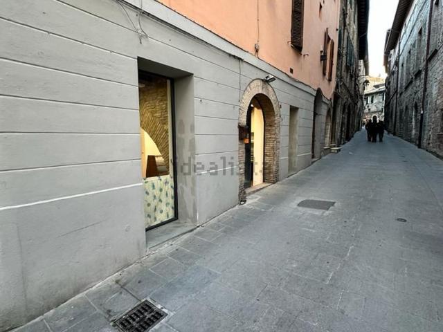 Locale Commerciale in vendita a Assisi, Umbria