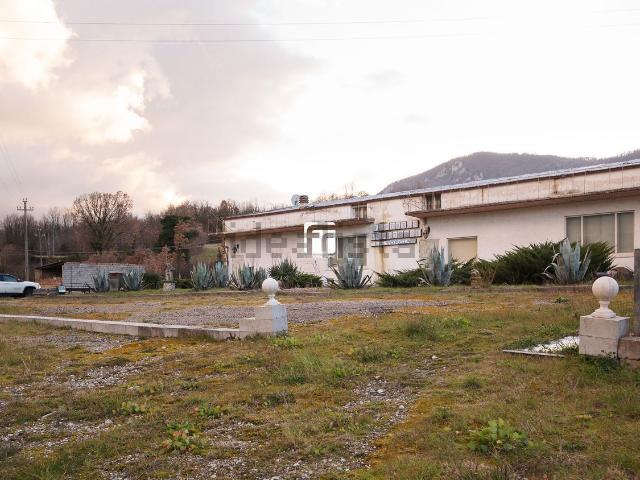 Locale Commerciale in vendita a Spinete, Molise