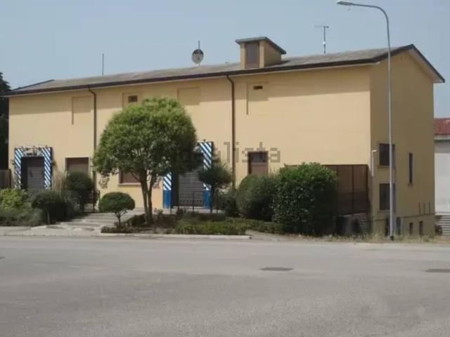 Locale Commerciale in vendita a Castelnuovo Di Conza, Campania