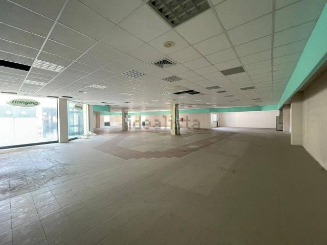 Locale Commerciale in vendita a Corbetta, Milano