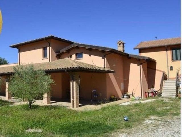 Locale Commerciale in vendita a Gubbio, Umbria