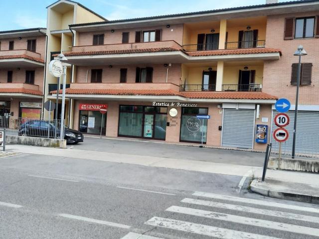 Locale Commerciale in vendita a Acquaviva, Marche