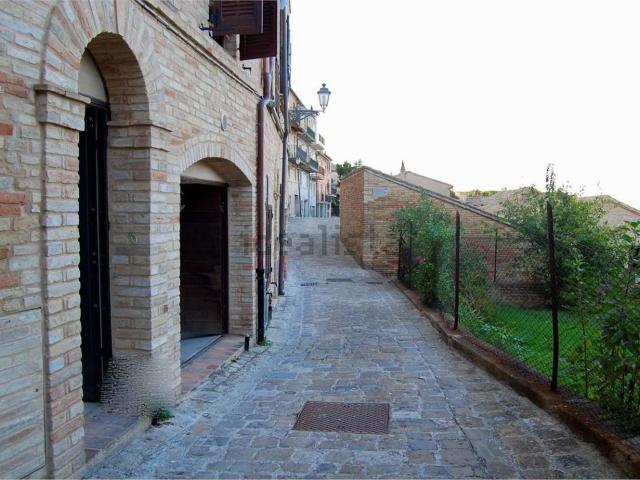 Locale Commerciale in vendita a Marche, Macerata