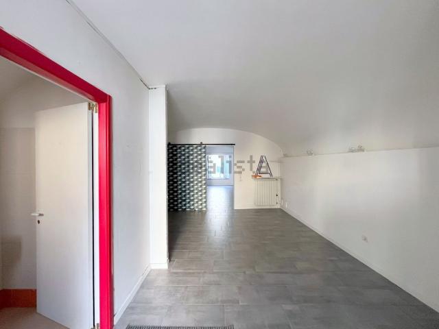 Locale Commerciale in vendita a Rovera, Malnate