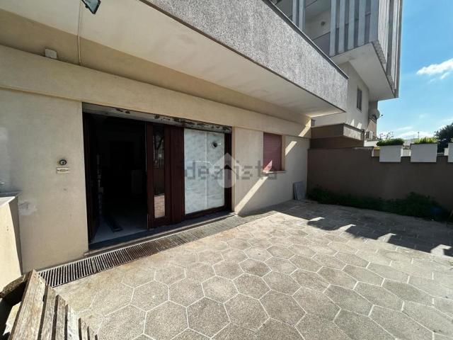 Locale Commerciale in vendita a Bozzano, Puglia