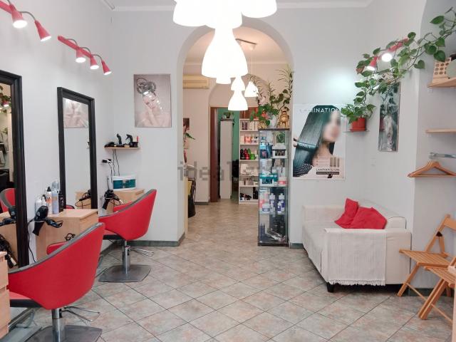 Locale Commerciale in vendita a Medio Ponente, Serra Riccò