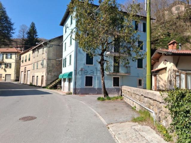 Locale Commerciale in vendita a Prato, Torriglia