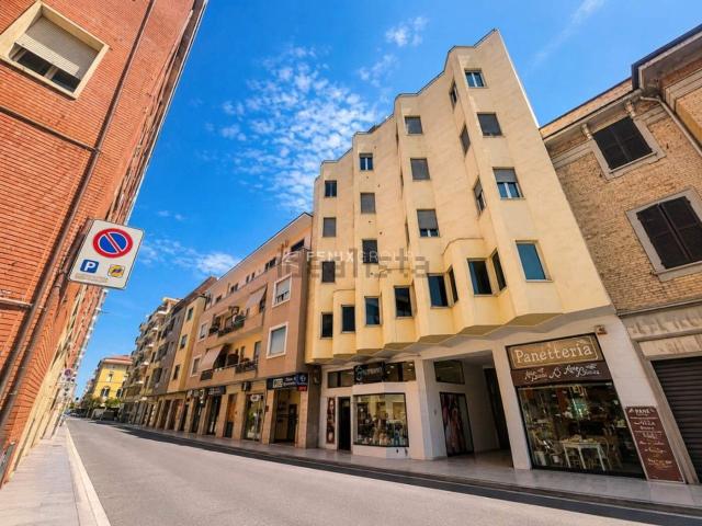 Locale Commerciale in vendita a Albula centro, Marche
