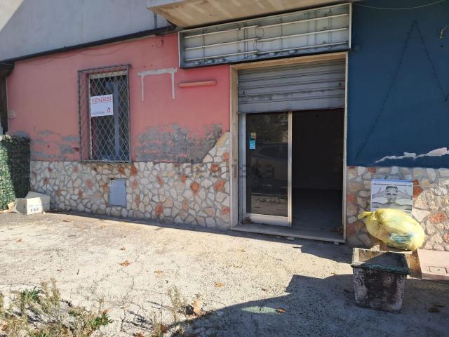 Locale Commerciale in vendita a Ceccano, Lazio