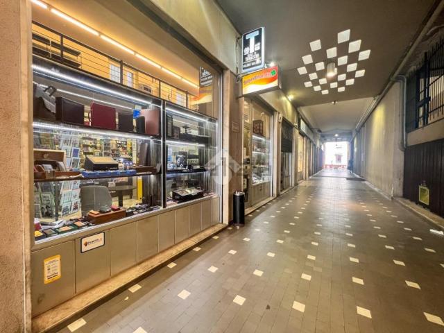Locale Commerciale in vendita a San Rocco, Seregno