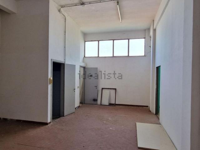 Locale Commerciale in vendita a Palombare, Marche
