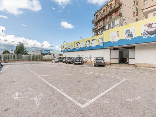 Locale Commerciale in vendita a Carini, Sicilia