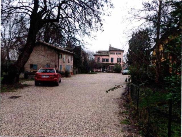 Locale Commerciale in vendita a Unione delle Terre d'Argine, Modena
