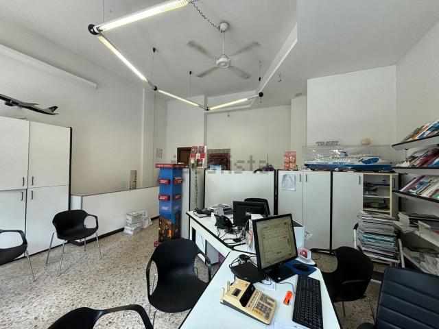 Locale Commerciale in vendita a Castegnate, Castellanza