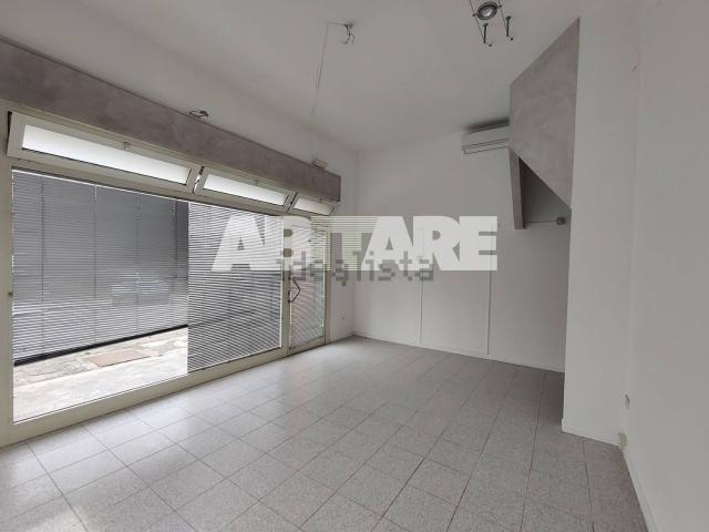 Locale Commerciale in vendita a Lanzago, Silea