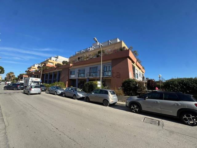 Locale Commerciale in vendita a Marche, Fermo