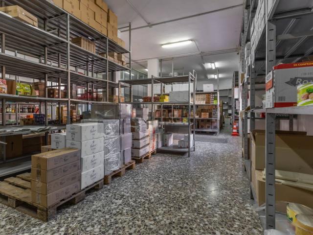 Locale Commerciale in vendita a Municipio 2, Puglia