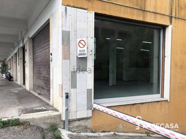 Locale Commerciale in vendita a Gammarana, Teramo