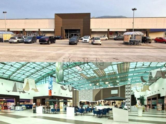 Locale Commerciale in vendita a Riardo, Campania
