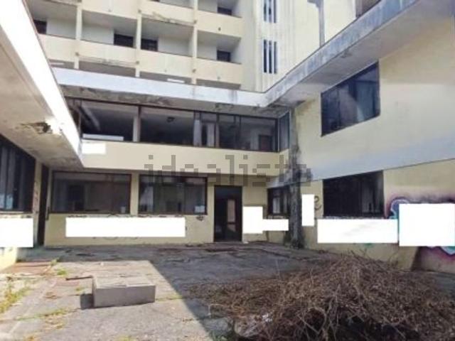 Locale Commerciale in vendita a Teolo, Abano Terme Bagni