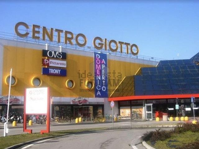 Locale Commerciale in vendita a Padova, Veneto