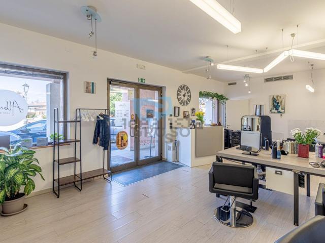Locale Commerciale in vendita a Casier