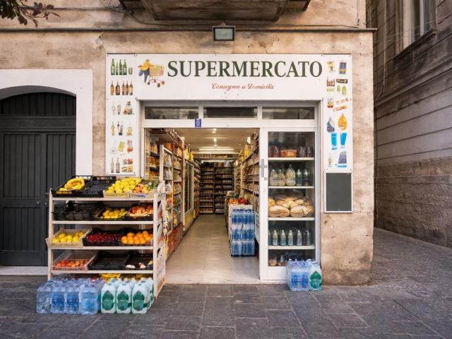 Locale Commerciale in vendita a Municipalità 4, Campania