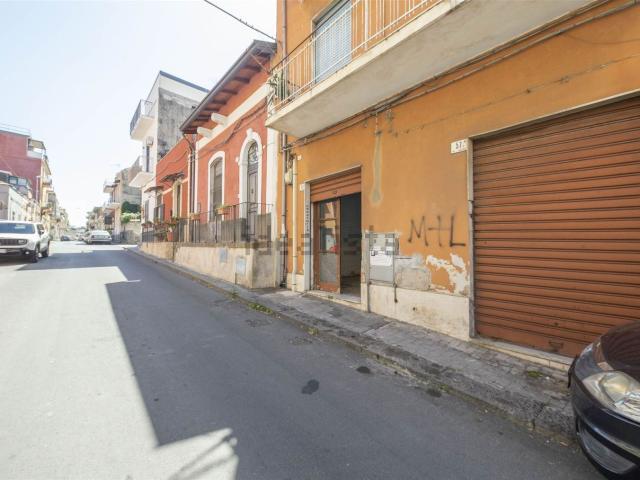 Locale Commerciale in vendita a Picanello-Ognina-Barriera-Canalicchio, Catania
