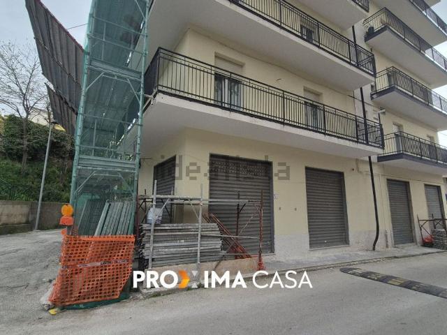 Locale Commerciale in vendita a Pellezzano, Campania