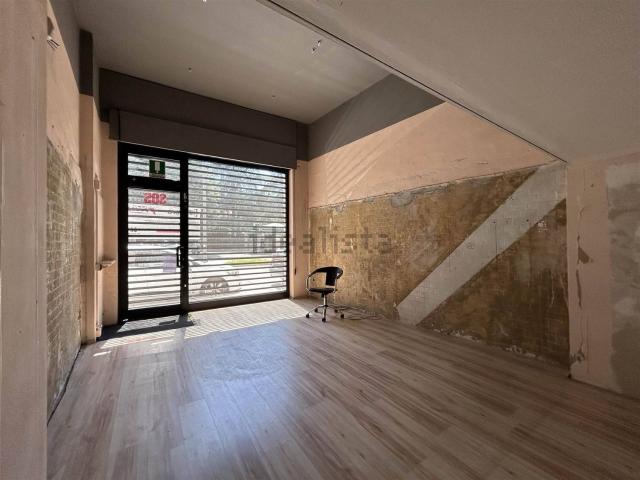 Locale Commerciale in vendita a Centro, Gallarate