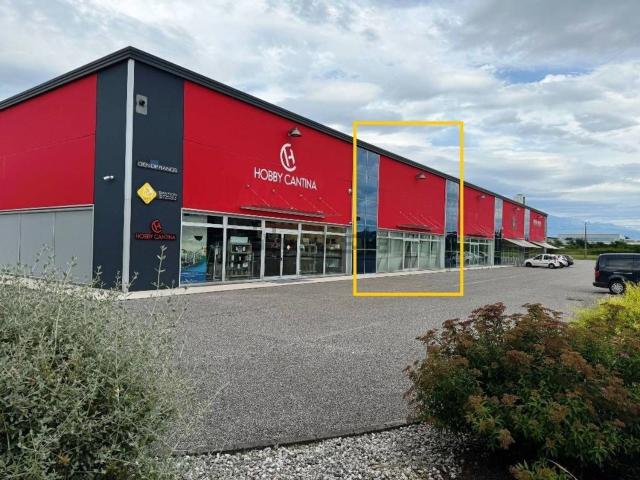 Locale Commerciale in vendita a Pordenone, Friuli-Venezia Giulia