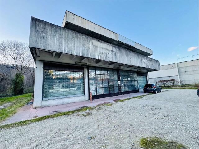 Locale Commerciale in vendita a Comabbio, Varese