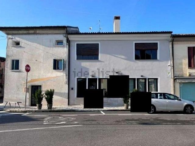 Locale Commerciale in vendita a Crocetta Del Montello, Veneto