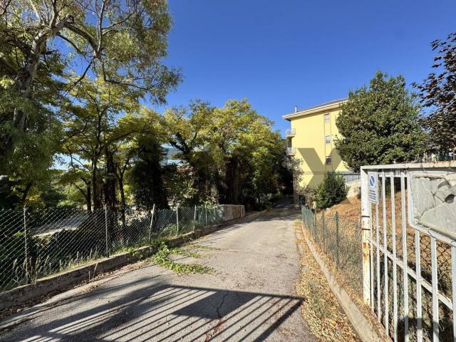 Locale Commerciale in vendita a Borgata Perilli, Santa Maria Imbaro