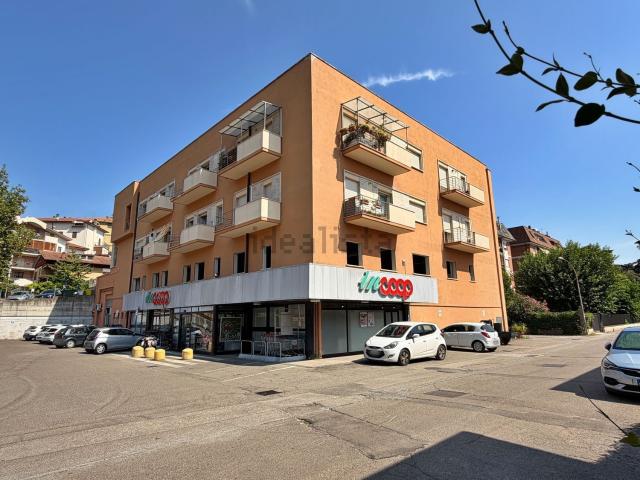 Locale Commerciale in vendita a Petignano, Orte