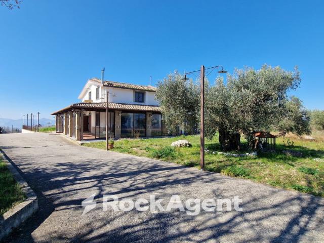 Locale Commerciale in vendita a Melizzano, Campania