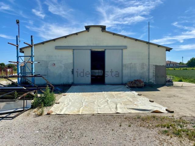 Locale Commerciale in vendita a Unione di Comuni della Romagna Forlivese, Quattro