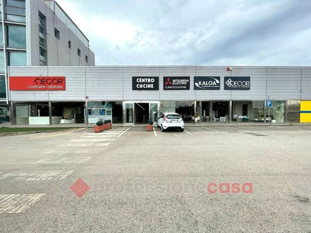 Locale Commerciale in vendita a Madonna Alta, Cenerente